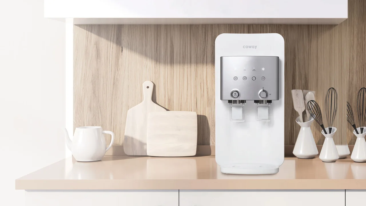 Coway Neo Plus berwarna putih dan perak di dapur terang
