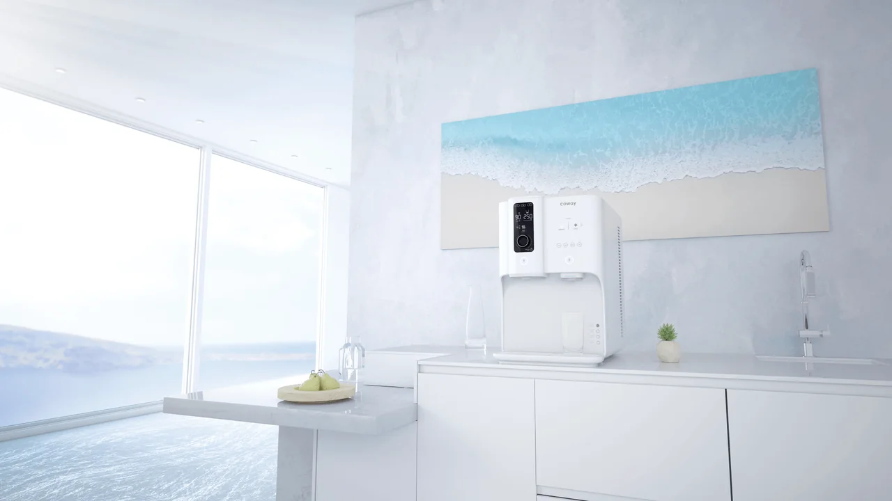 Coway Ombak dengan panel pengaturan hitam di dapur putih